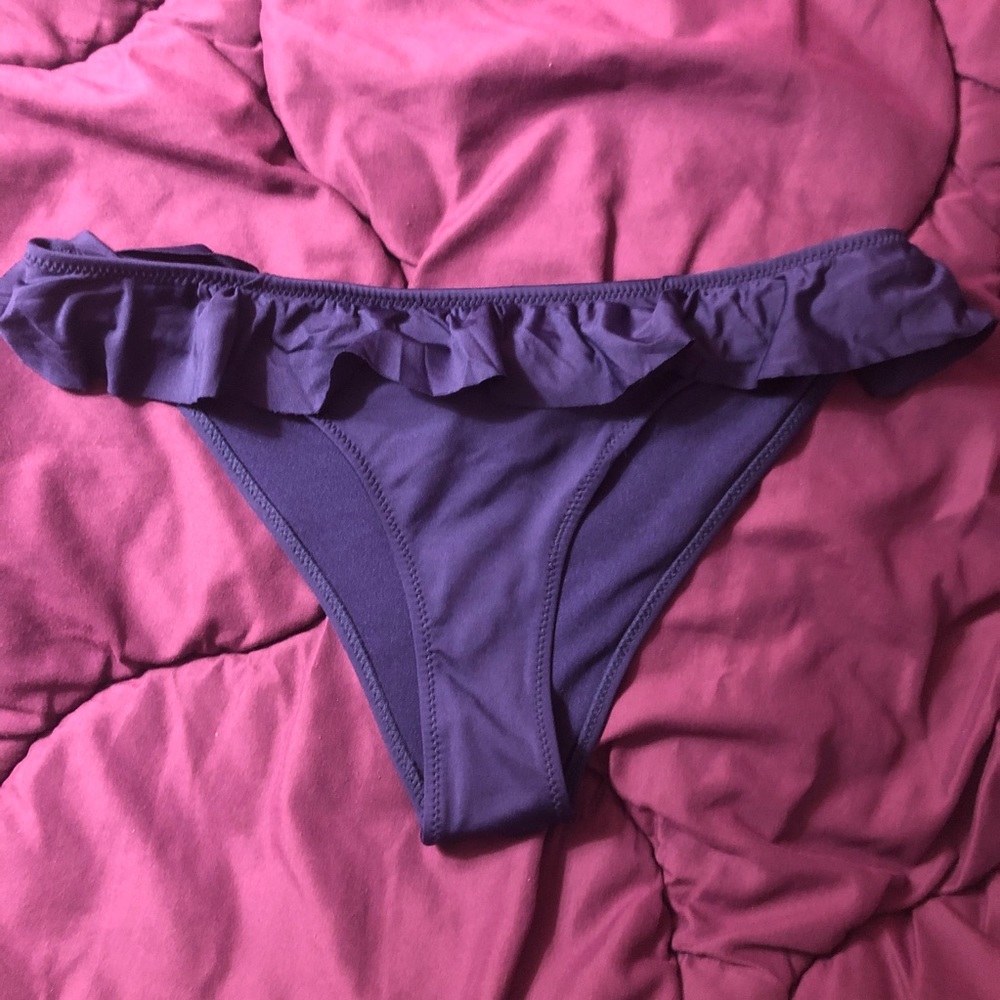 Ruffled swim bottom